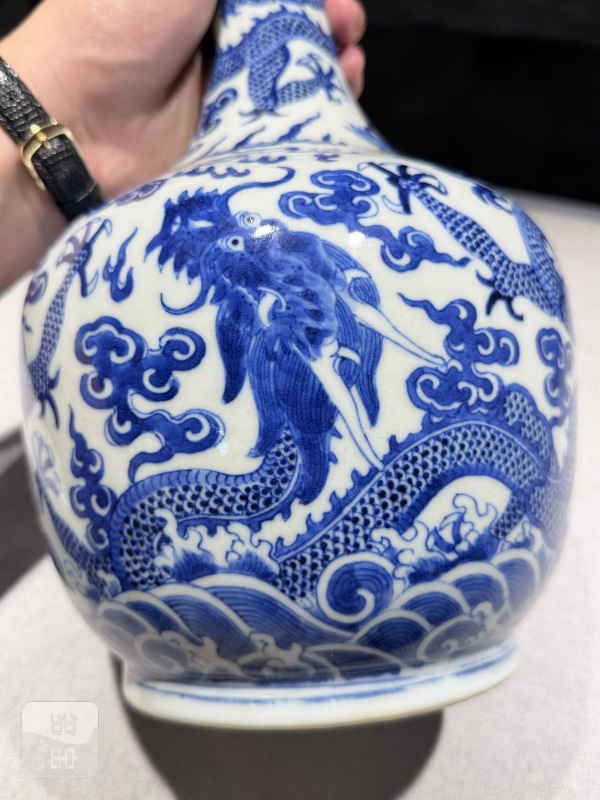 清中期 青花海水江崖云龙纹长颈瓶 - 图10